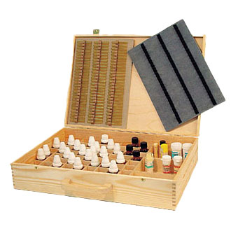 Apotheke: Holzkoffer mit Federschnappverschluss und flexiblen Holzgriff