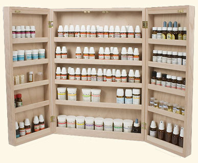 Apotheke: Arzneischrank aus handgefertigtem Buchenholz