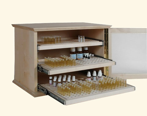 : Bodenvitrine mit drei Auszügen